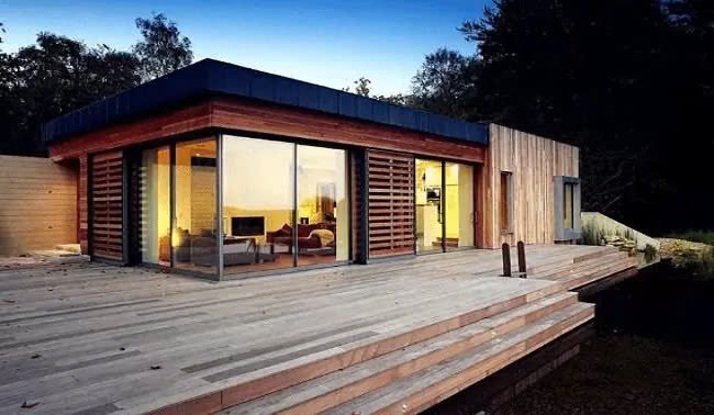 Nhà cấp 4 mái bằng 5x20 làm bằng gỗ có vách kính không chỉ giúp tận dụng tối đa ánh sáng tự nhiên, mà còn tạo cảm giác rộng rãi, thoáng đãng cho ngôi nhà, mang lại một không gian sống hài hòa và đầy sức sống (Nguồn: Internet)