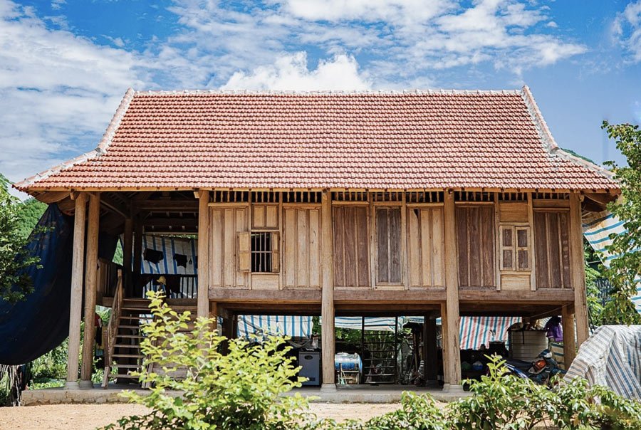 Nhà sàn là kiểu kiến trúc nhà ở phổ biến tại khu vực vùng núi Việt Nam